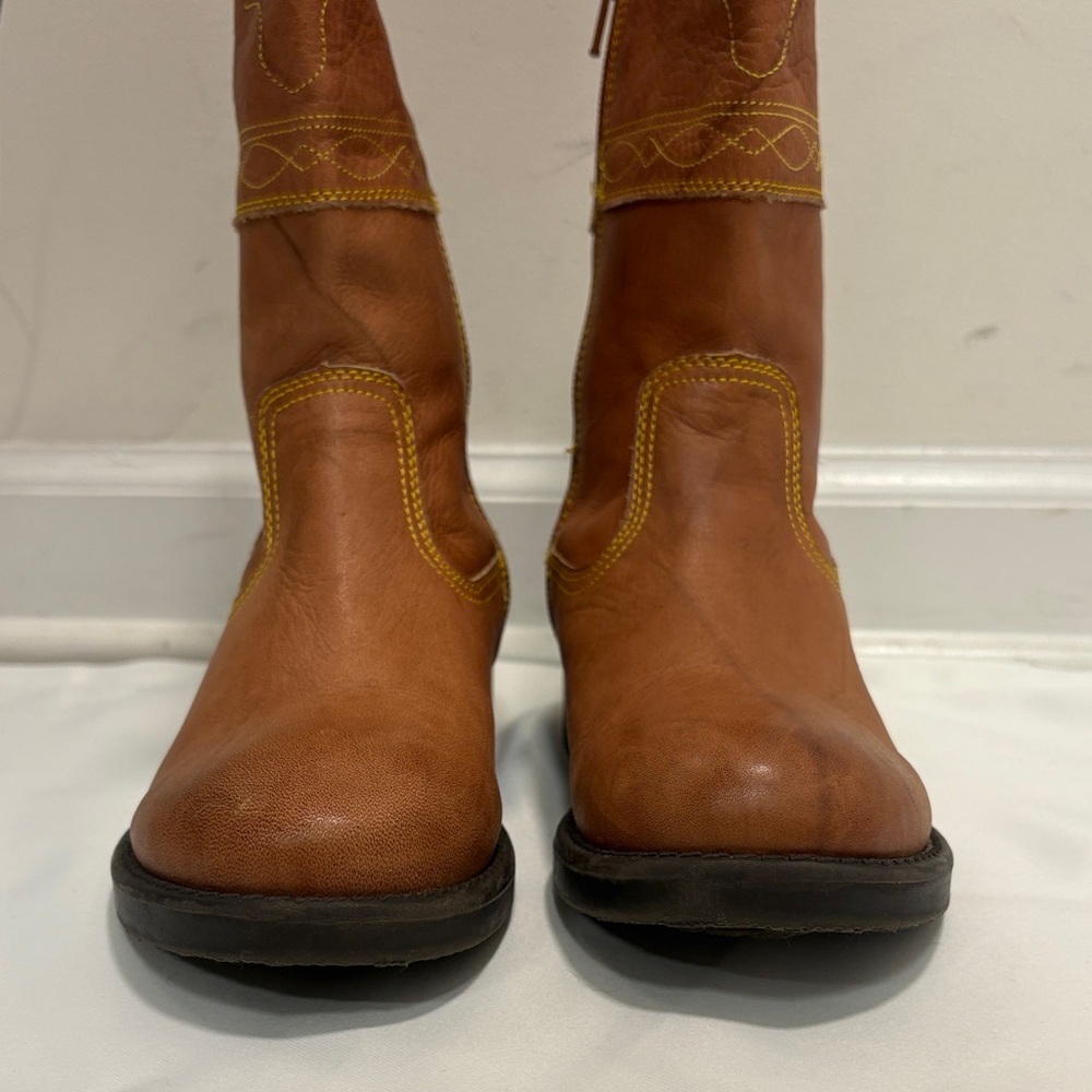 FRYE TAN KIDS HEELED BOOTS. - Picture 4 of 9